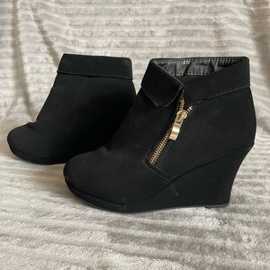 Black Wedges